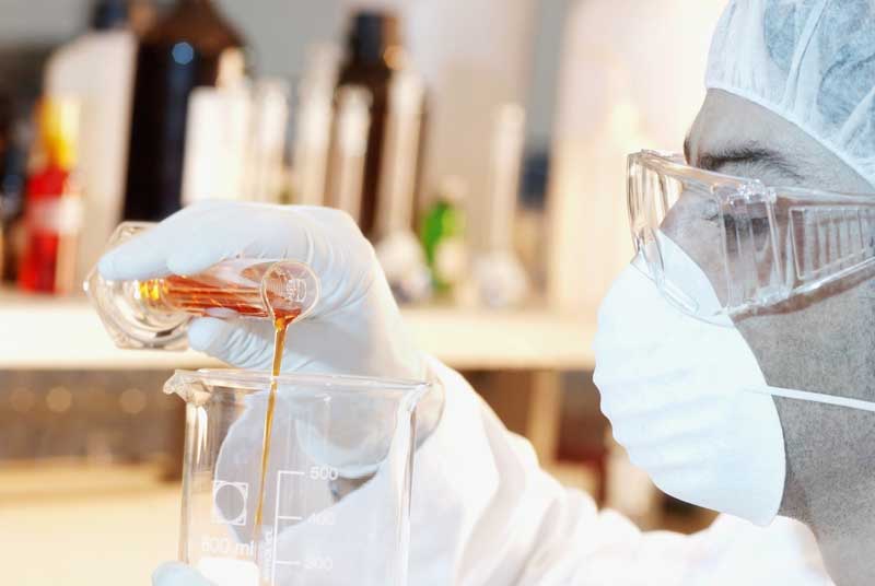 عکس لارج فرمت از پزشک در حال آزمایش