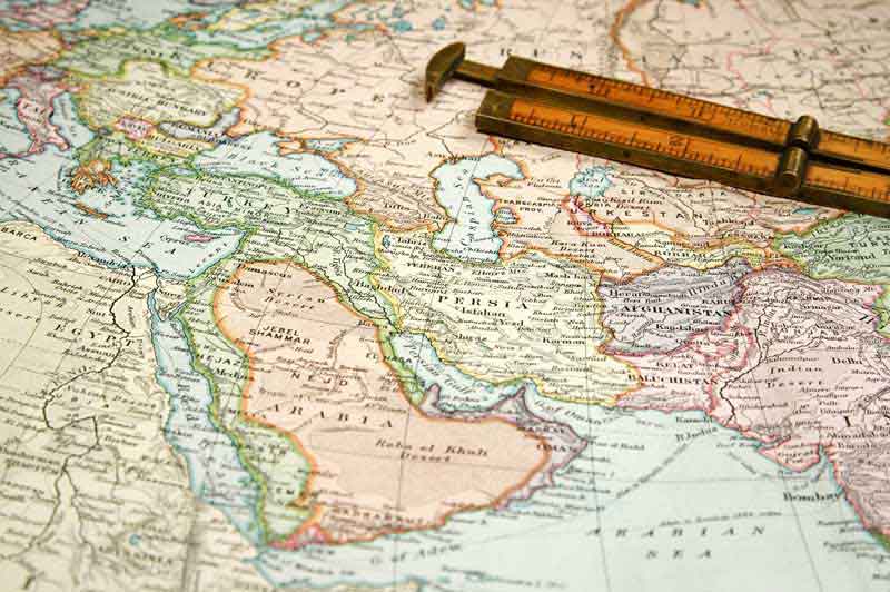 عکس زیبا از نقشه و خط کش چوبی