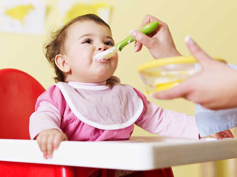 عکس زیبا از غذا خوردن کودک