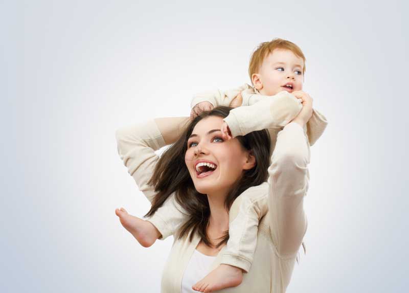 عکس زیبا از بچه در دوش مادر