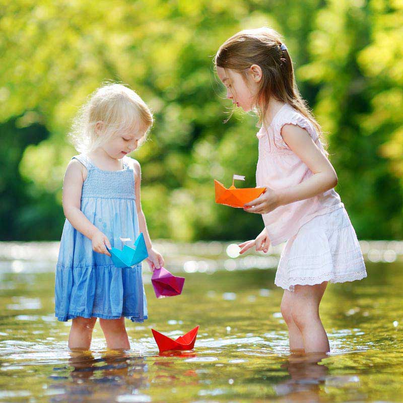 عکس لارج فرمت دختران و قایق کاغذی