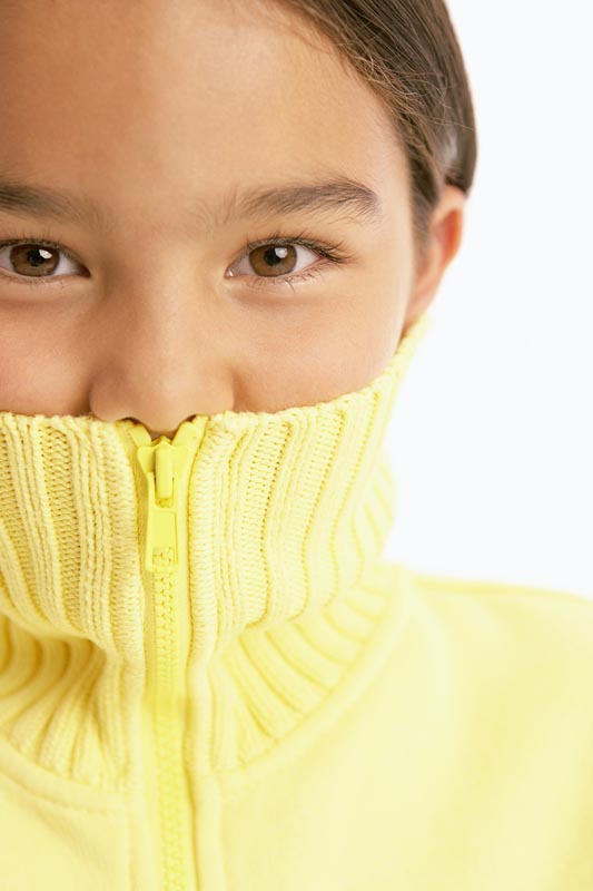 عکس لارج فرمت دختر بچه با لباس زرد