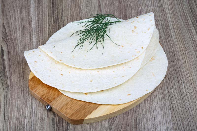 عکس با کیفیت از نان لواش و سبزی