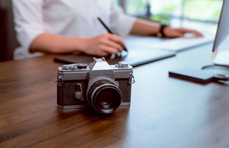تصویر دوربین عکاسی روی میز