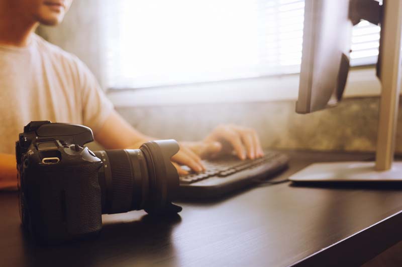 تصویر دوربین عکاسی حرفه ای روی میز