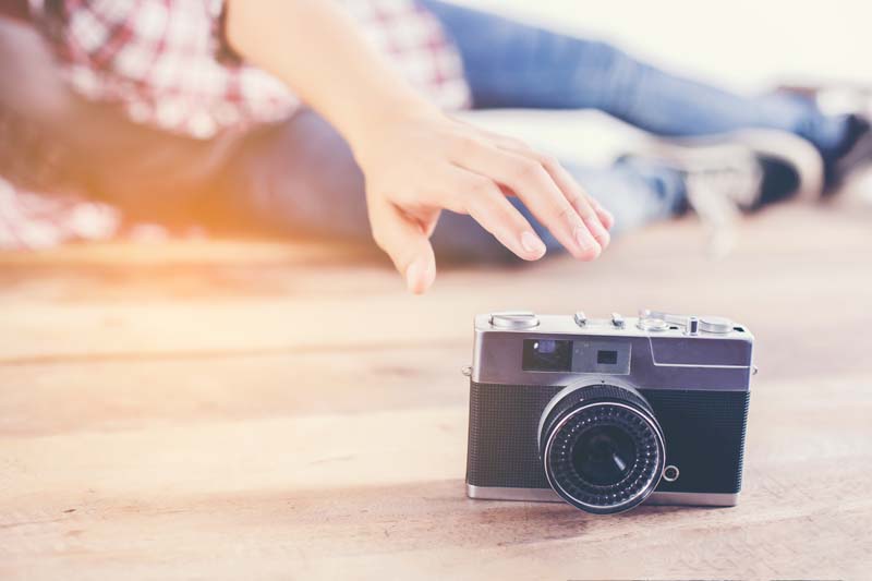 تصویر برداشتن دوربین عکاسی